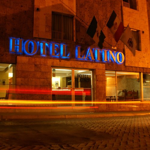 Niche parade latin hotel