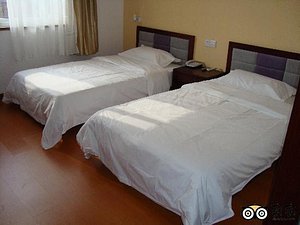 Jingyue 99 Inn Shanghai Jiangzhen in Shanghai, image may contain: Bed, Furniture, Bedroom, Room