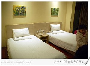 Hanting Youjia Hotel Guangzhou Jiniantang Metro Station in Guangzhou, image may contain: Furniture, Person, Bedroom, Bed
