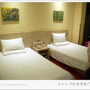 Hanting Youjia Hotel Guangzhou Jiniantang Metro Station in Guangzhou, image may contain: Furniture, Person, Bedroom, Bed