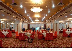 MingZhu Hotel in Benxi, image may contain: Indoors, Hall, Chandelier, Fun