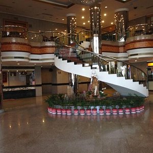 Hangkong Hotel in Xianyang, image may contain: Shopping Mall, Staircase, Foyer, Indoors