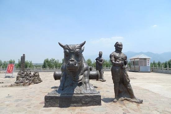 Yellow River Grand Iron Bull Statue image