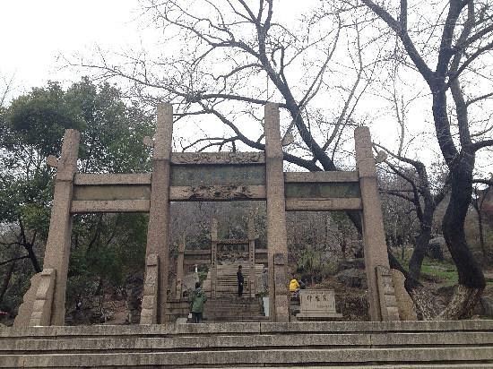 Zhongyong Tomb image