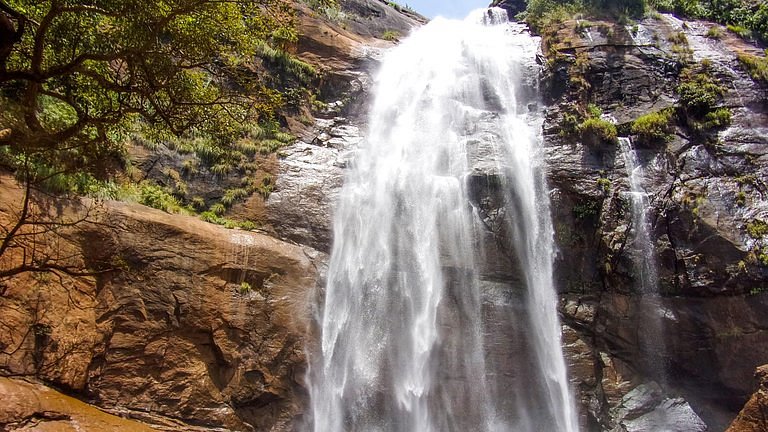 Agaya Gangai Waterfalls image
