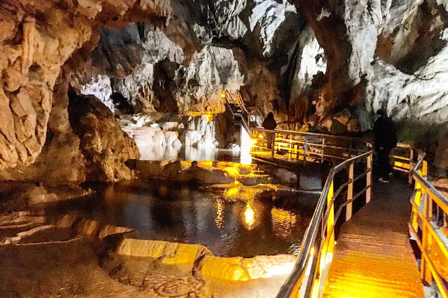 Kastria Cave of the Lakes image