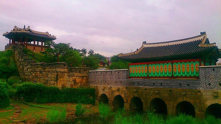 Hwahongmun Gate image