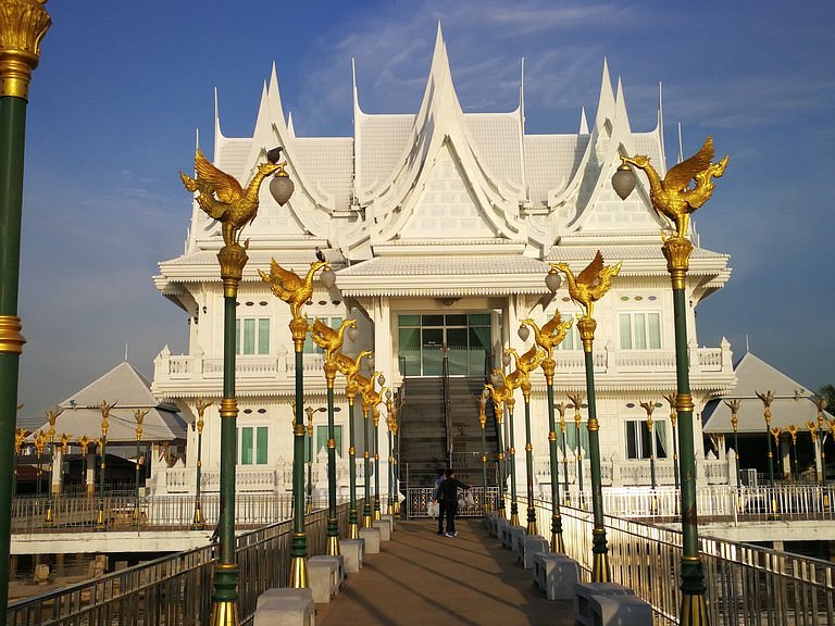 Phra Nang Ruea Lom Shrine image