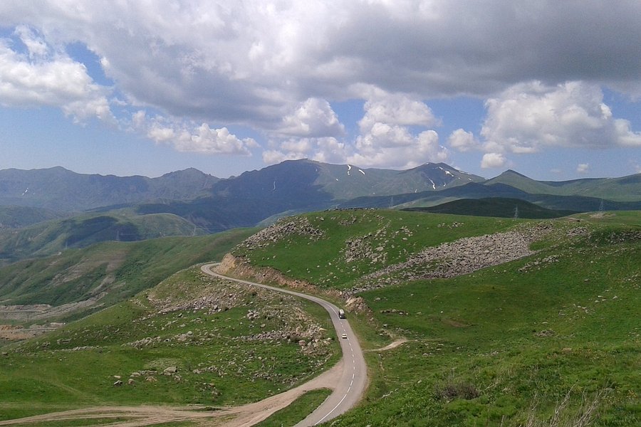 Vardenyats Pass (Selim Pass) image