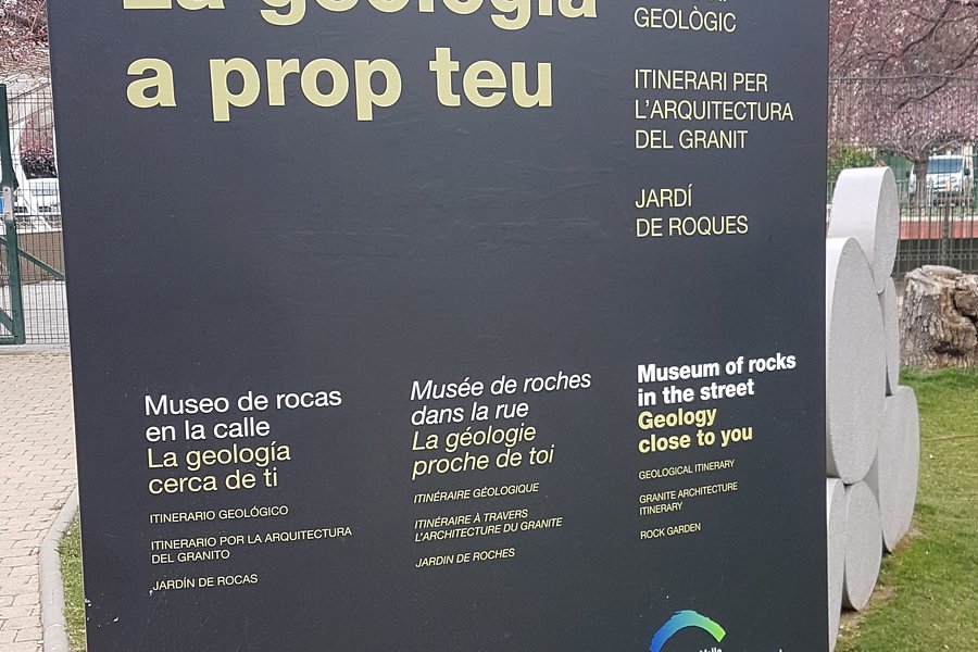 Museo de geologia Roques al carrer image