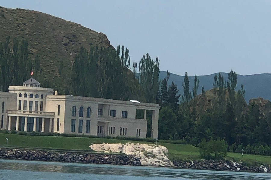Statue of Akhtamar at Lake Sevan image