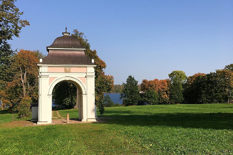 Linde Manor Ruins And Park image