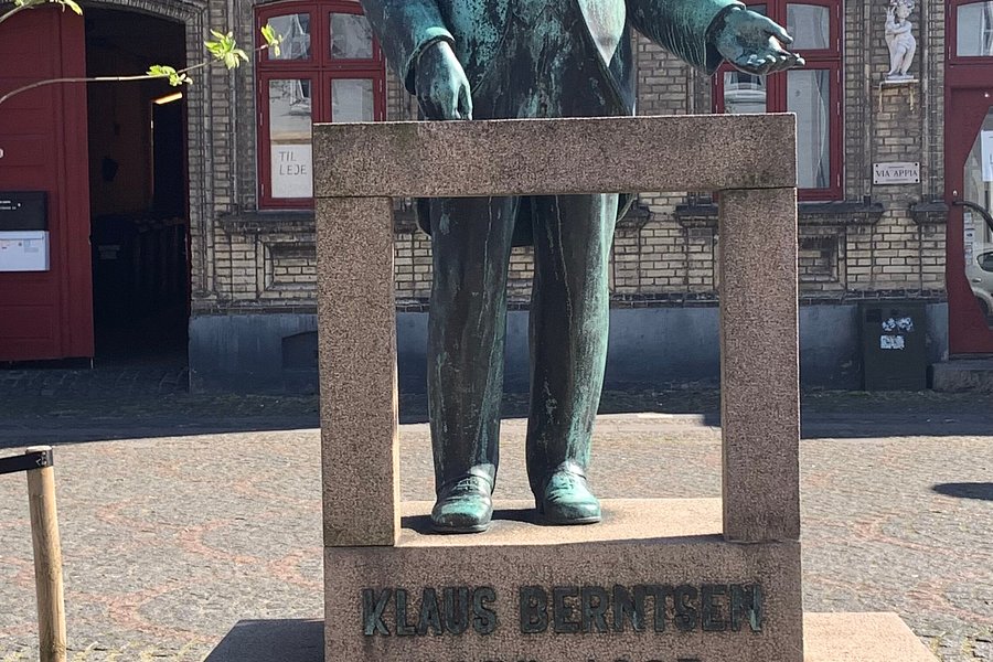 Statue Af Klaus Berntsen image