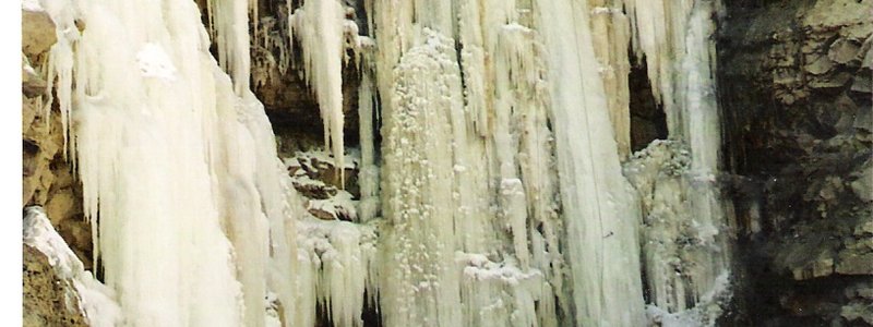 Eisgrotte von Osten