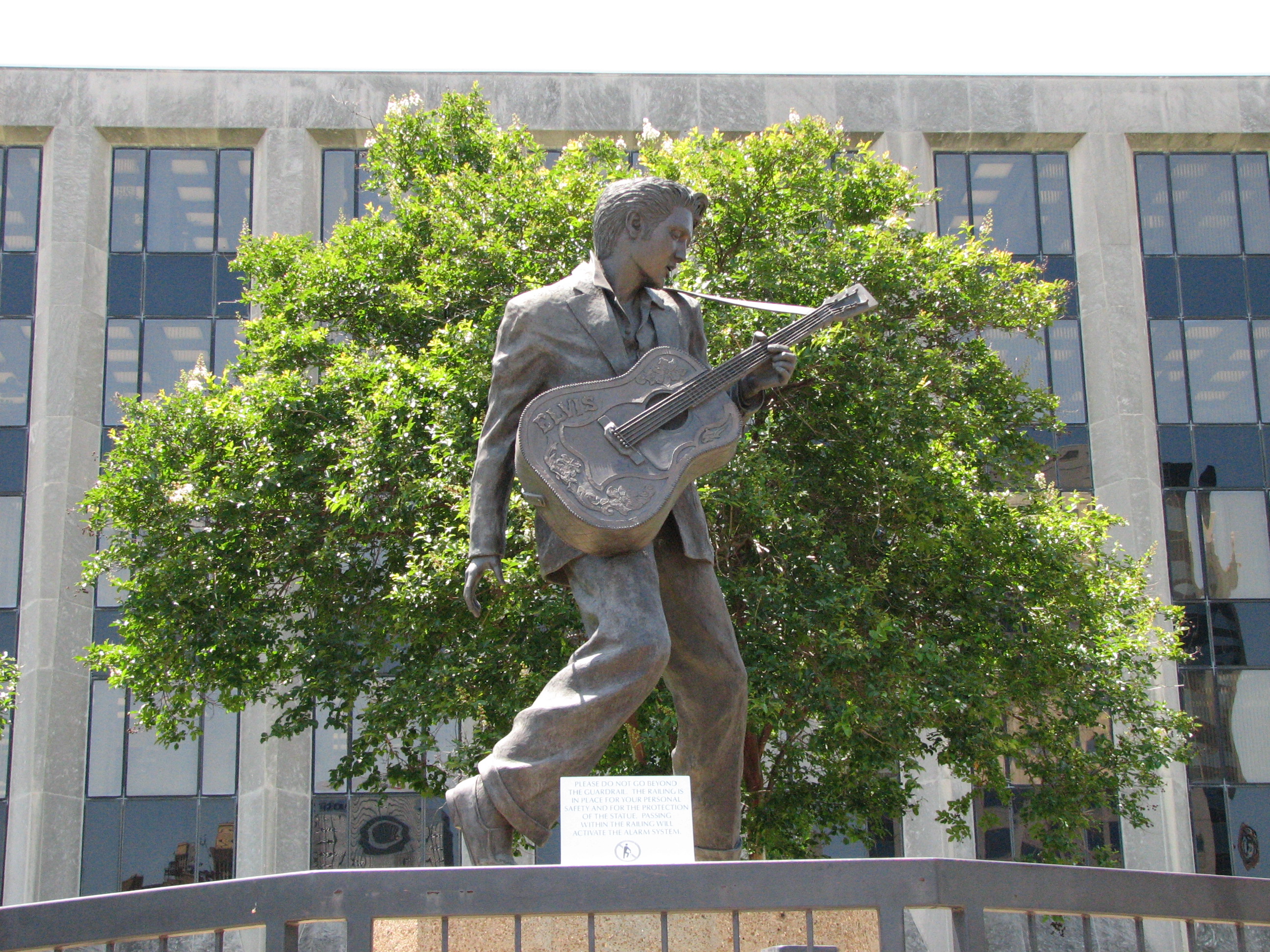 Elvis outlet presley statue