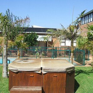 The garden area with jacuzzi