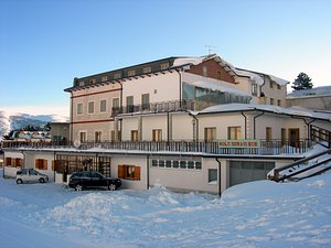 Hotel Vallefura in Pescocostanzo, image may contain: Villa, Neighborhood, Hotel, Car