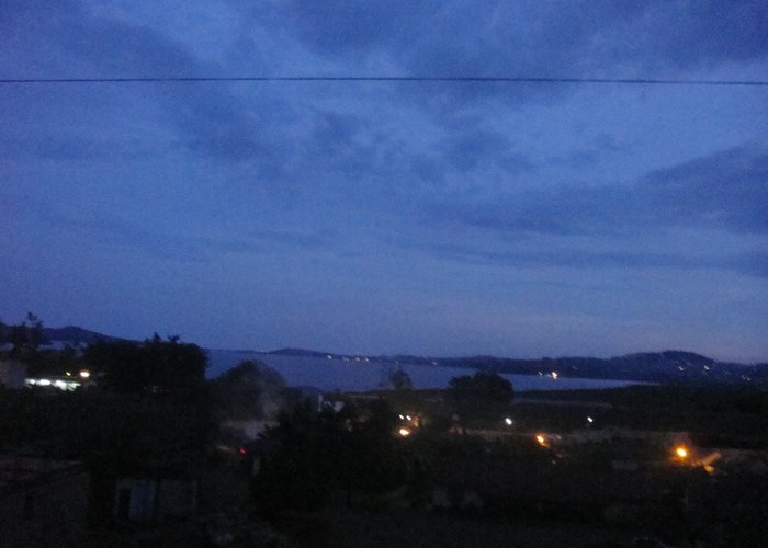 Blick auf Lake Victoria bei Nacht