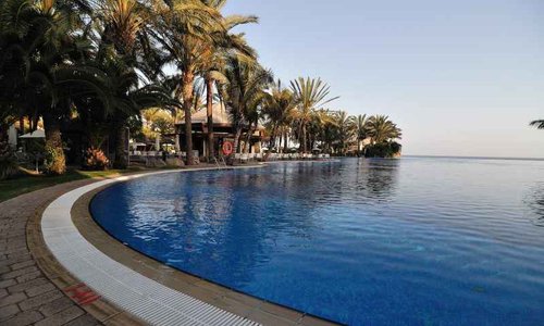 Great pool with sea view