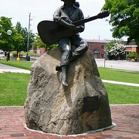 Dolly Parton Statue on Sevierville Court House Lawn