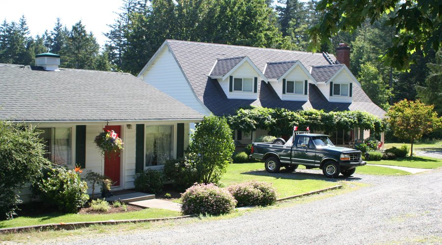 A gauche, la maison d'hotes