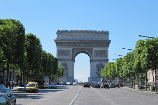 Subiendo por les Champs Elysées se ve el Majestuoso Arco del Triunfo