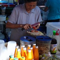 lady making papaya salad @ parap markets