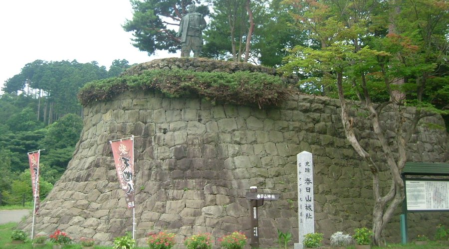 春日山城跡　銅像