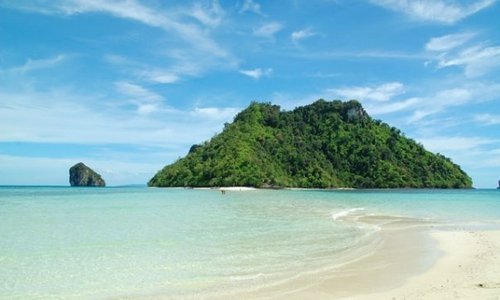The sandbar that links to another island.