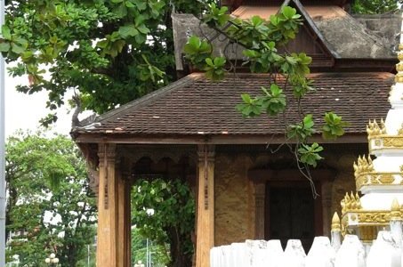 The outside of Wat Sisaket, along Avenue Lang Xang
