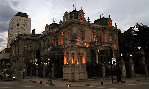 Palacio Sara Braun frente a la Plaza Muñoz Gamero