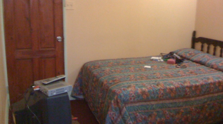 Single room - bed and tv