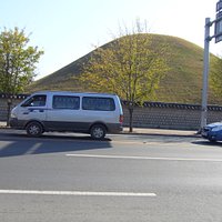 道路側から見える古墳