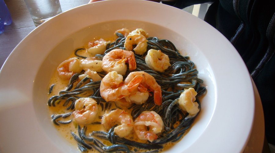 Pasta al Nero di Seppia con Gamberi