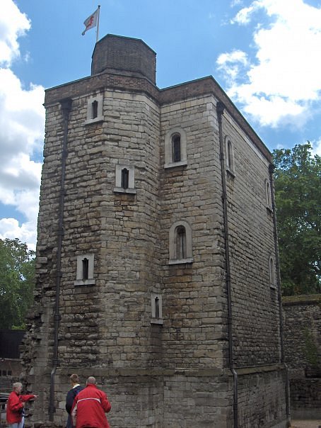 Jewel tower. Джевел Тауэр. Jewel Tower для туристов на англи. Питомник Джуэл Тауэр. Тауэр в Лондоне о сере колбе.