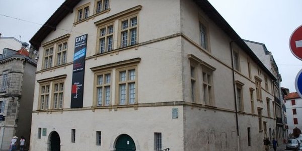 Le Musée Basque, 100 fois longé, La Redoute sur le côté...