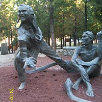 El Diablo tentando a Cristo, hay que recorrer la escultura para ver el mensaje de la misma.