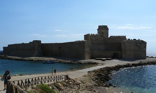 La Castella, Calabria - postavená proti pirátom, ale neodolala hneď prvému útoku..lepšie foto ne