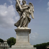 サンタンジェロ橋の十字架を持った天使像
