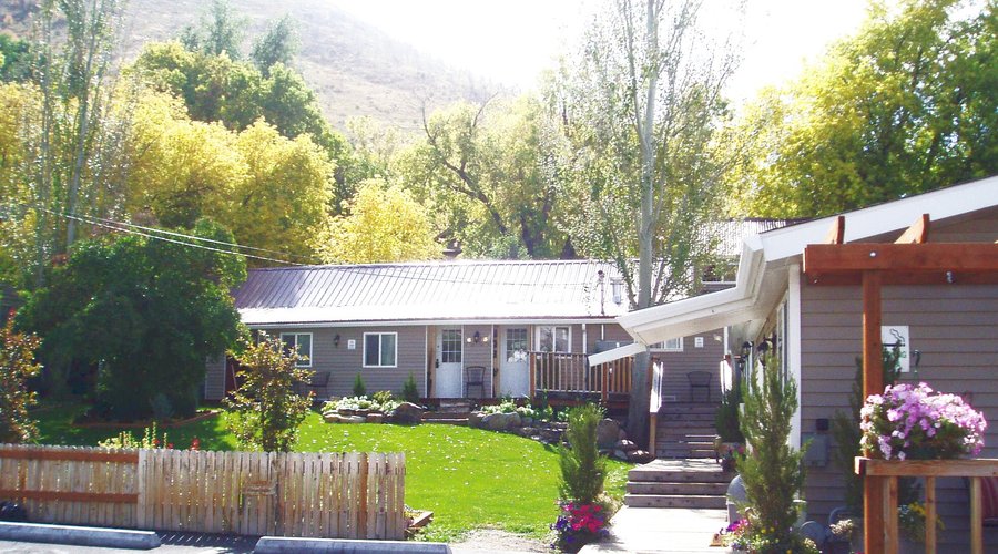Front view of the Alpaca Inn