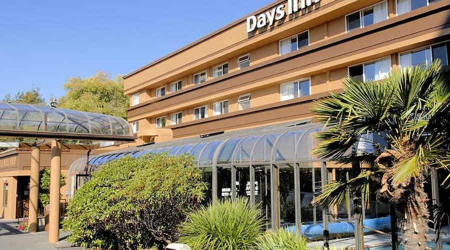 Perfect location on Victoria's Inner Harbour, our Hotel Days Inn Victoria on the Harbour