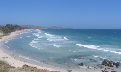 la plage vue de la montagne