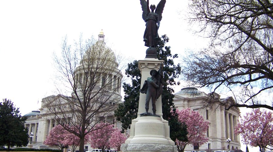 the monument to Confederate Soldiers