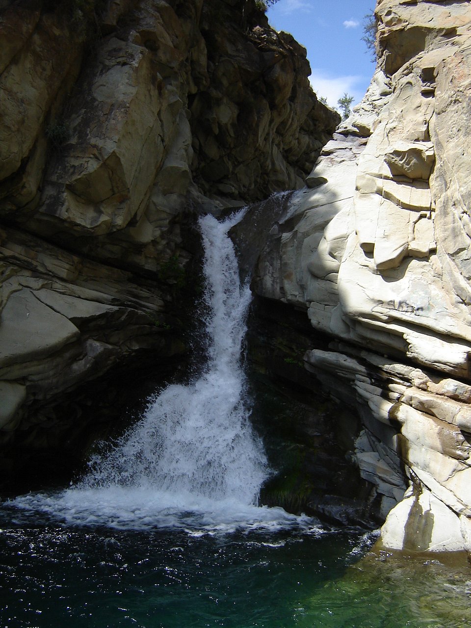 Ventura County waterfall closed after crowds trash area - Los Angeles Times