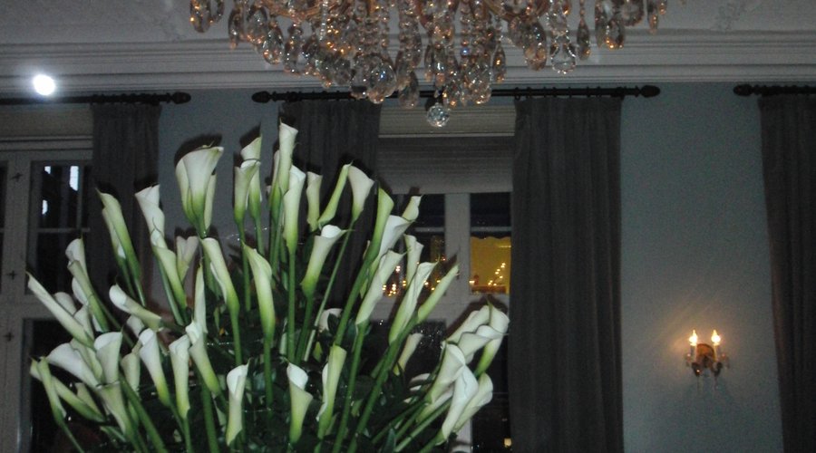 Beautiful  flower  buquet   in  the  middle  of  the  dinning room  and   a  fresh  orchide  a