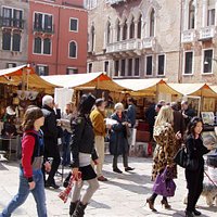 Mercatino dell'antiquariato di campo San Maurizio Venezia.Il pubblico