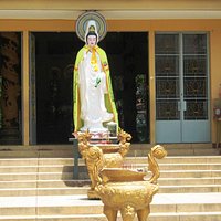Entrance to Giac Lam Pagoda
