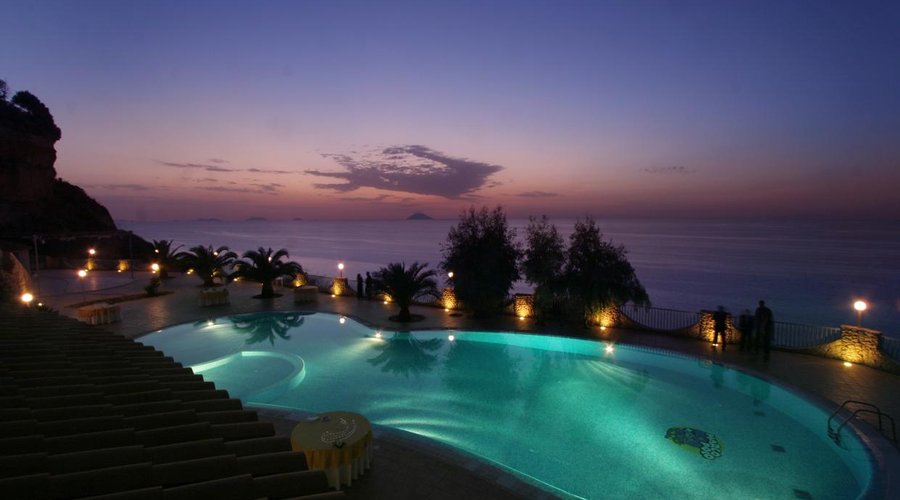 PISCINA AL TRAMONTO CON SFONDO EOLIE