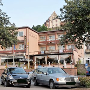 Blick aufs Hotel von der Mainpromenade