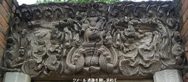 「聖牛ナンディンに乗るシヴァ神とその妻ウマー」のまぐさ石